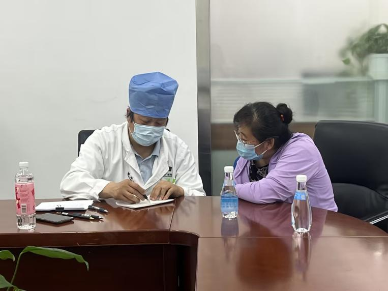 �������ǲ����ع��Ὺչ  &ldquo;�ذ�ְ������ ��ҽ��ҩ����&rdquo;  �����˶�